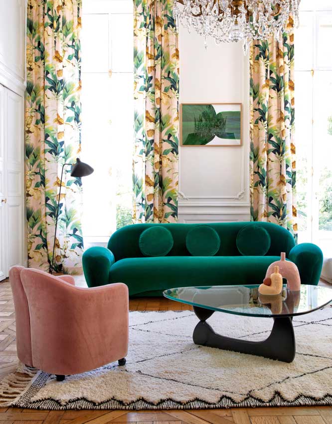 Salón con sofá tapizado en color verde