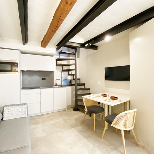 La reforma de una casa en Sitges de estilo industrial y mediterráneo de apenas 28 metros²