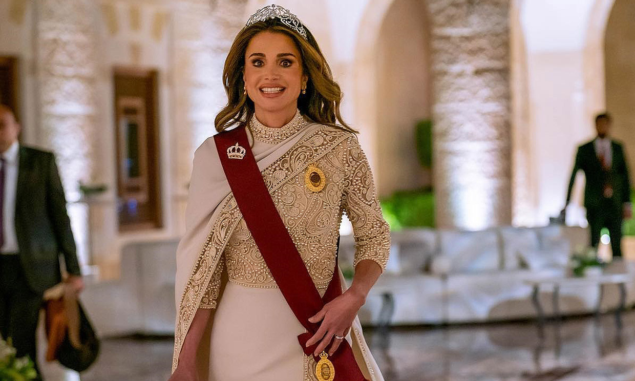 Rania elige un vestido-capa de pedrería y tiara de 1.300 diamantes para el banquete tras el enlace
