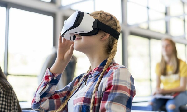 Chica joven con gafas de realidad virtual