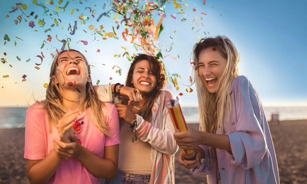 Mujeres jóvenes divirtiéndose y celebrando la llegada del año nuevo