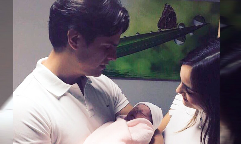 Ximena Navarrete y Juan Carlos reciben con mucho amor a la hija de Alex Val...