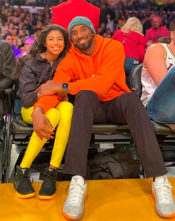 Kobe Bryant y su hija Gigi posan felices sobre la duela