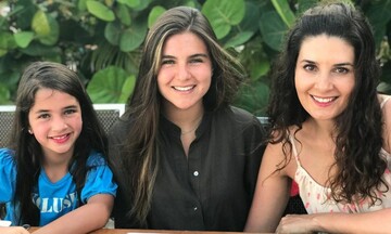 Mayrín Villanueva posa con sus dos hijas: Romina y Julia
