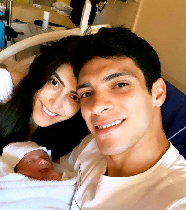 Foto con la que Raúl Jiménez y Daniela Basso anunciaron el nacimiento de su hija Arya