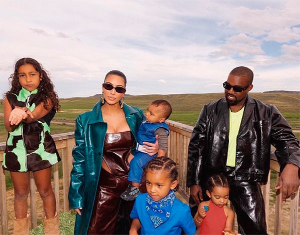 Kim Kardashian y Kanye West al lado de sus hijos: North, Saint, Pslam y Chicago