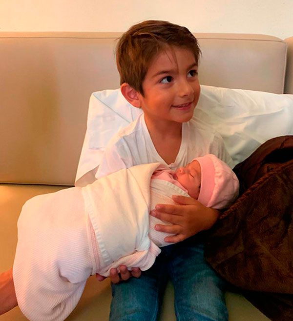 Máximo, hijo mayor Andrés Guardado, conociendo a su hermanita Catalina en septiembre pasado