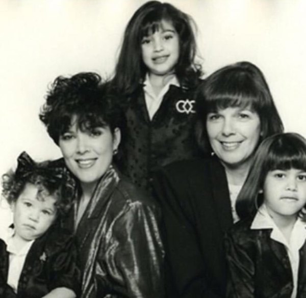 Las hermanas Kardashian junto a su madre Kris Jenner y su abuela MJ