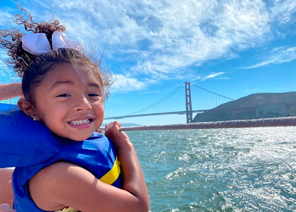 Bianka Bryant en un paseo en barco a la bahía de San Francisco