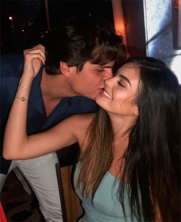 Beso entre Ximena Navarrete y Juan Carlos Valladares 
