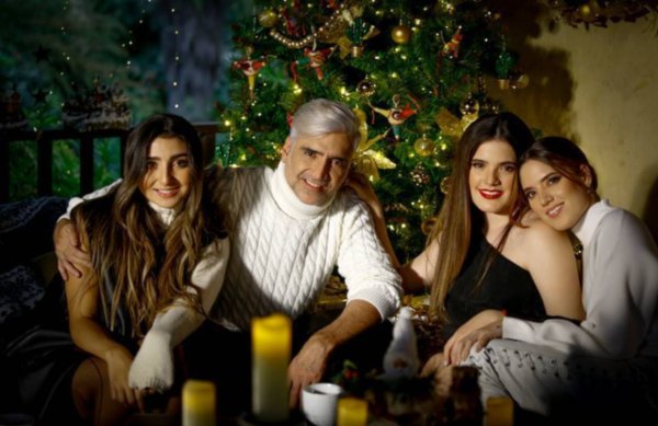 Alejandro Fernández y sus tres hijas
