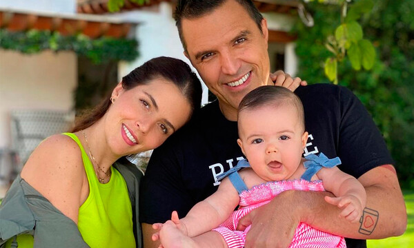 Claudia Álvarez y Billy Rovzar posan con su hija Kira