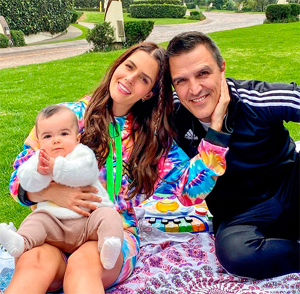 Claudia Álvarez y Billy Rovzar posan con su hija Kira