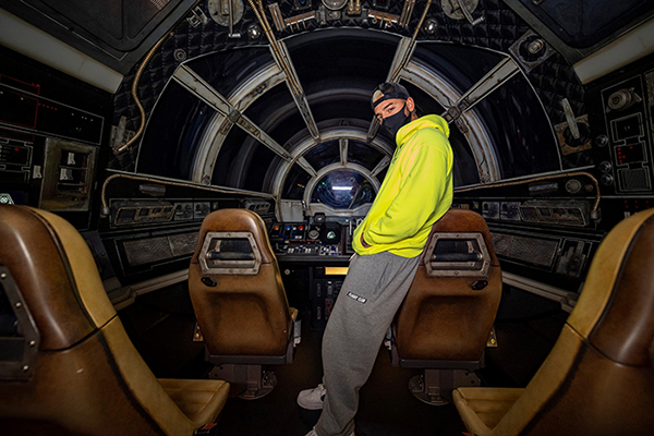 Maluma a bordo de Millennium Falcon: Smugglers Run en Star Wars: Galaxy’s Edge en Disney’s Hollywood Studios.