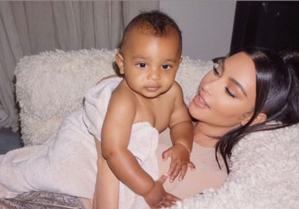 Kim Kardashian y su hijo Psalm