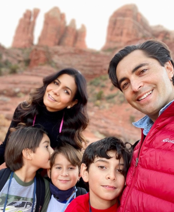 Paty Manterola y su esposo Forrest Kolb posan con sus tres hijos