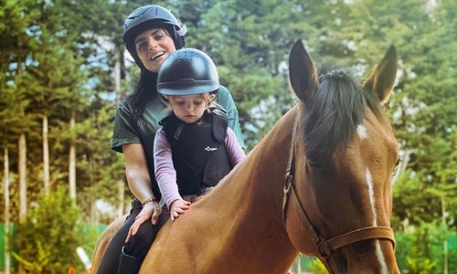 Aislinn Derbez revela la emotiva razón por la que ha decidido tomar clases de equitación con su hija Kailani