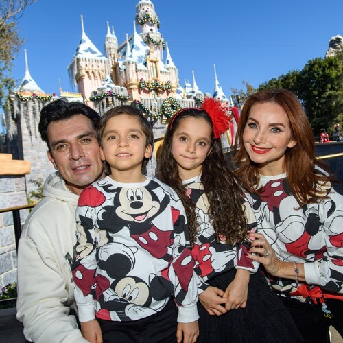 Elizabeth Álvarez y  Jorge Salinas celebran el cumpleaños de sus mellizos en el lugar más feliz del mundo