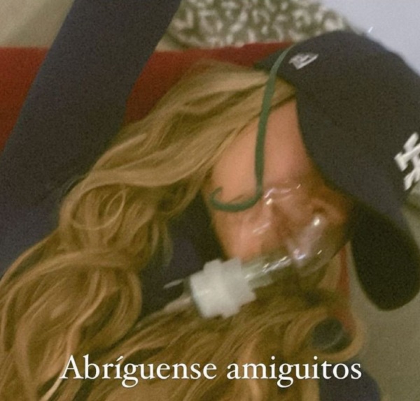 Danna Paola con mascarilla de oxígeno