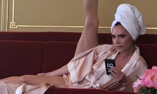 La sexy pose de Victoria Beckham -con dedicatoria especial-