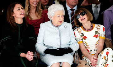 La Reina Isabel II, su primer desfile de modas -y cómo puso nerviosa a la dama de hierro de la moda-