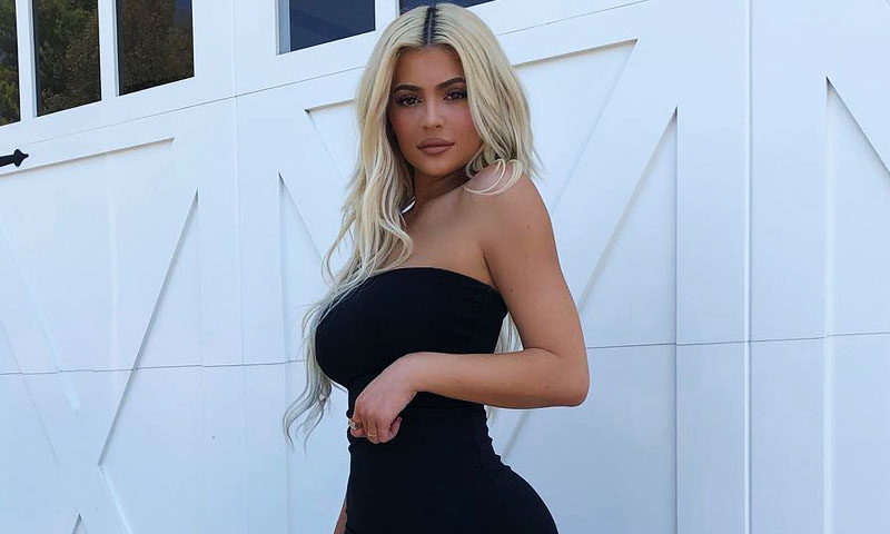 ¡Como una Barbie! Kylie Jenner presume sus curvas en su 