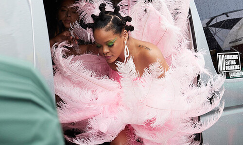Rihanna y el impactante vestido de plumas con el que paralizó el Carnaval de Barbados