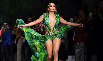 Jennifer Lopez se roba la MFW con una versión todavía más sexy de su icónico vestido Versace