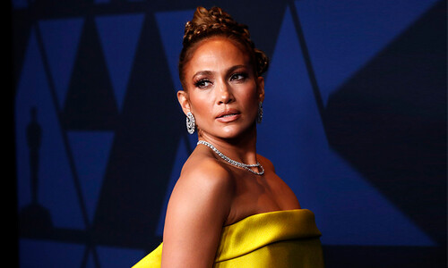 El impactante vestido amarillo y joyas con las que Jennifer Lopez impactó en una alfombra roja
