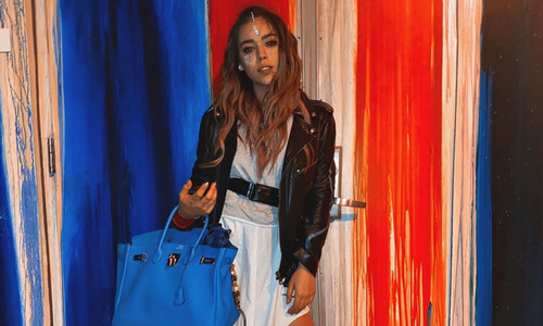 Danna Paola y su lujosa bolsa azul de 400 mil pesos