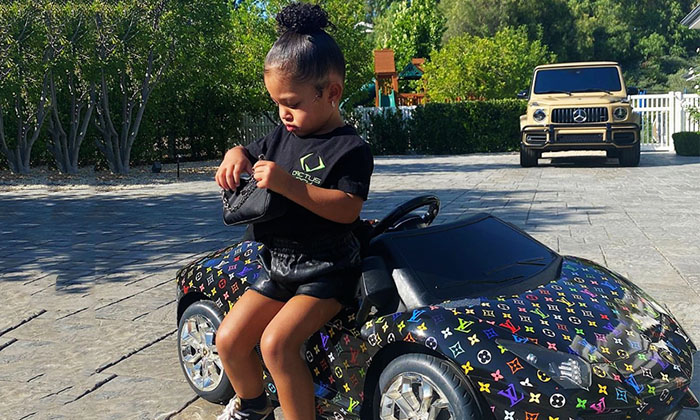 Stormi Y Su Coche Lamborghini Con Detalles De Louis Vuitton Foto 1