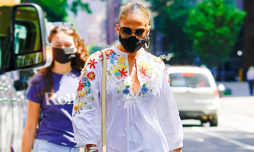 Jennifer Lopez y el vestido camisero con el que llevó el verano a Nueva York
