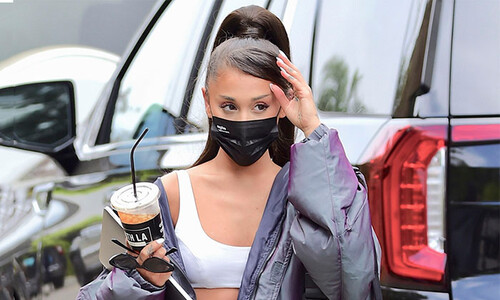 Ariana Grande reaparece con cubrebocas y su famosa coleta
