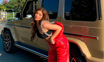 Kylie Jenner y la bolsa roja con correa de cadenas que agotó en minutos
