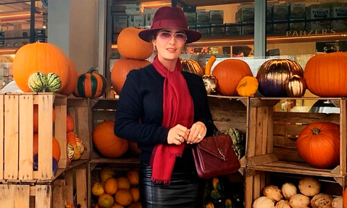 Salma Hayek y su look de otoño con el que reveló el regreso del color burgundy