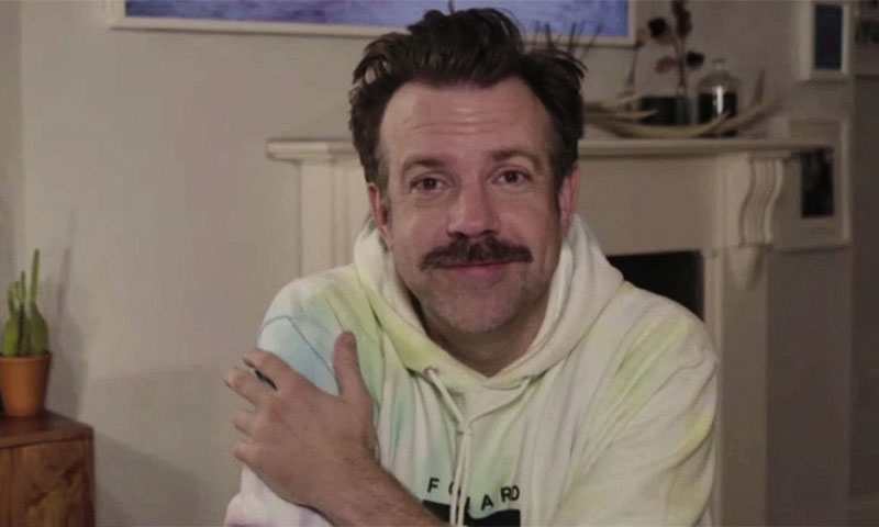 Jason Sudeikis and his tie die sweatshirt for the 2021 Golden Globes