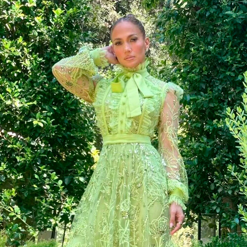 El estiloso vestido verde de encaje de Jennifer Lopez