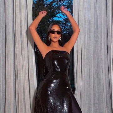 Kim Kardashian modela la pieza de la temporada: los vestidos de lentejuelas