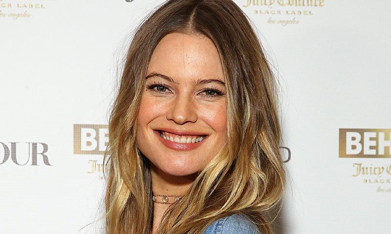 Behati Prinsloo posa en bikini y confirma (por fin) su 