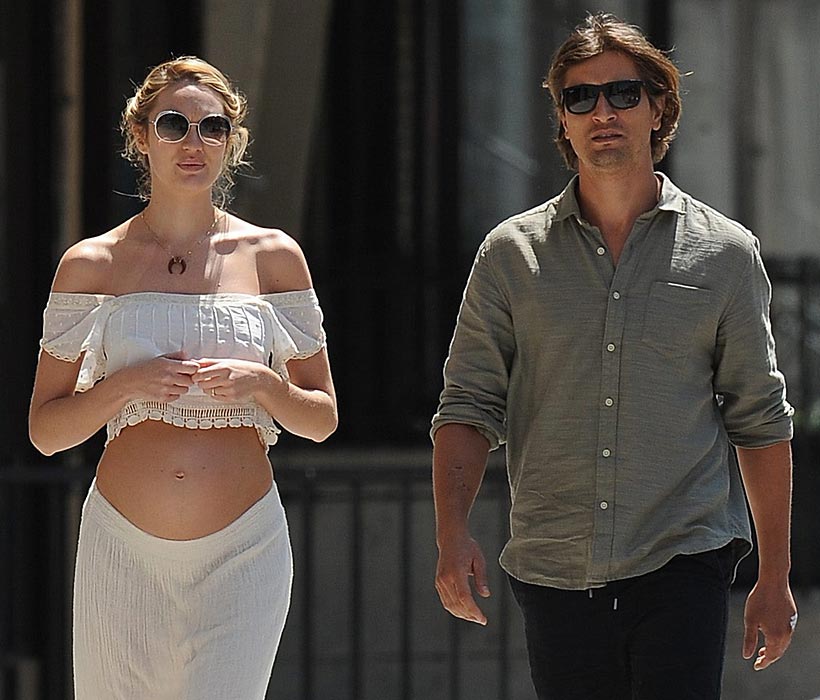 Candice Swanepoel celebra una ‘salvaje’ ‘baby shower’ - Foto 5