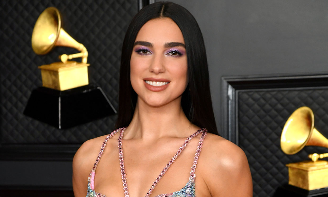 Dua Lipa Y Su Vestido Mariposa Que Conecta Con Otra Cantante 21 Años Después 