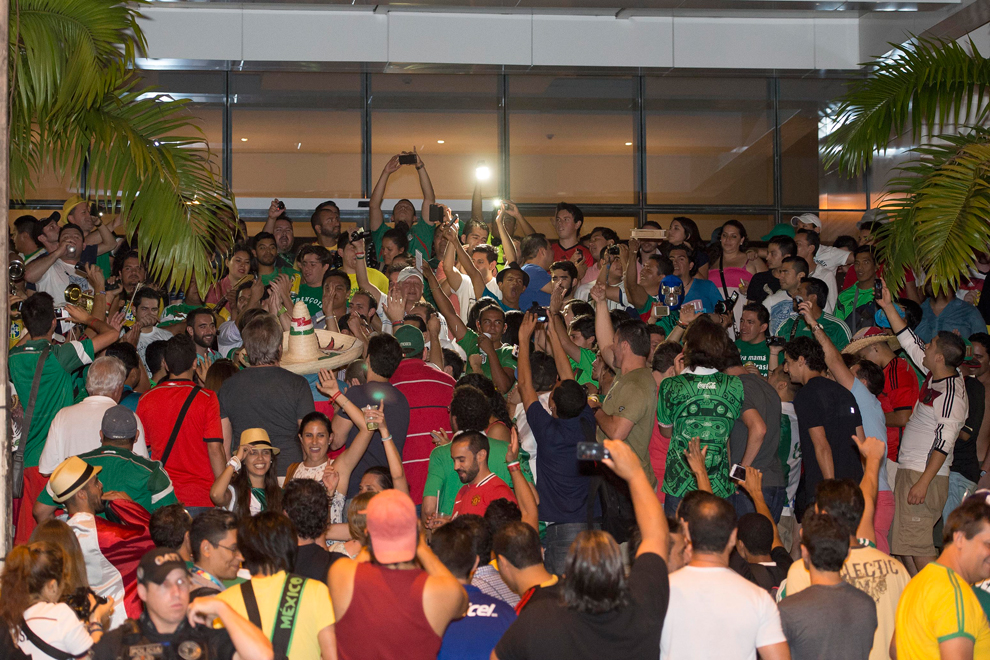 La afición mexicana recibe al TRI en las calles de Recife