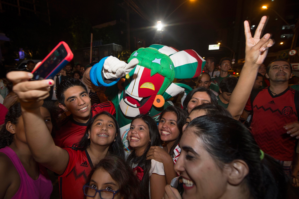 La afición mexicana recibe al TRI en las calles de Recife