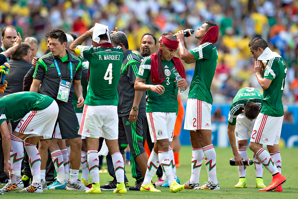 México se despide de Brasil 2014 tras perder 2 - 1 contra Holanda