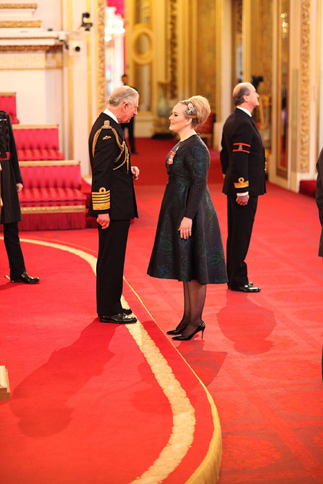 Adele Recibe La Medalla Miembro De La Orden Del Imperio Britanico De Manos Del Principe Carlos De Inglaterra