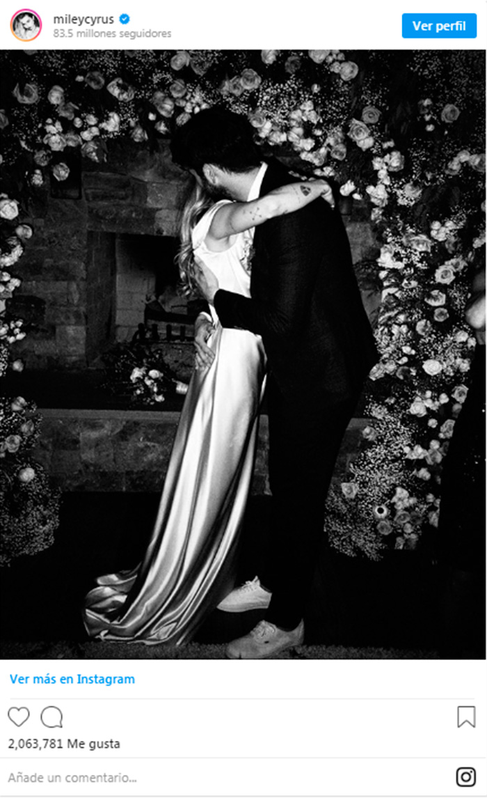 Miley Cyrus celebra San Valentin con fotos inéditas de su boda con Liam