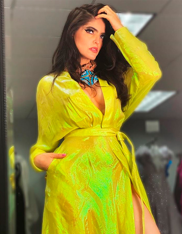 Ana Bárbara guapísima en un vestido amarillo