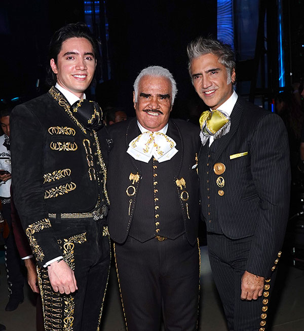 Vicente Fernández, Alejandro Fernández y Alejandro Jr vestidos de charro