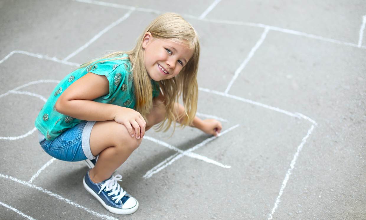 Juegos para que los niños jueguen al aire libre de forma segura