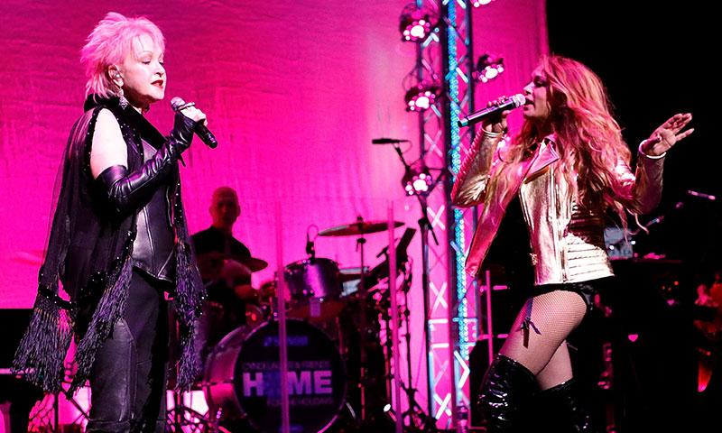 ‘Girls just wanna have fun!’ Paulina Rubio y Cyndi Lauper brillan juntas en el escenario  